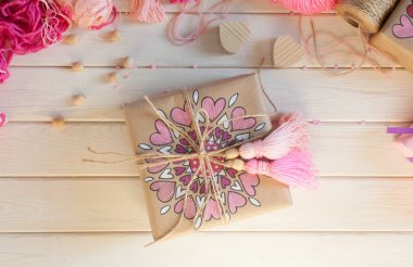 Pembe püsküllü. Beyaz ahşap arka plan. Kadın el sanatları. ,