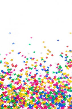 Yıldız renkli konfeti. Beyaz arka plan. Çerçeve konfeti.