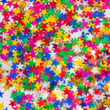 Yıldız renkli konfeti. Beyaz arka plan. Çerçeve konfeti.