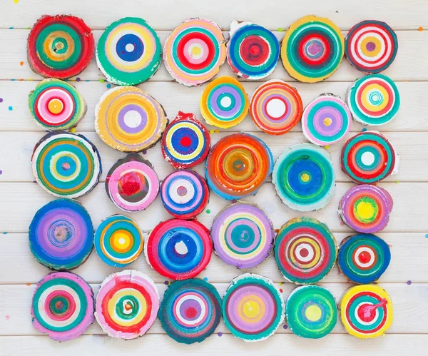 Ahşap güdük. Yuvarlak kesilmiş yıllık halkalar ile ağaç ahşap te olarak aşağı