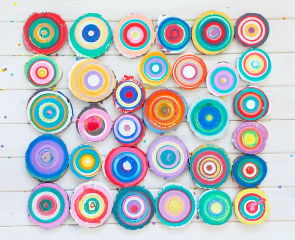 Ahşap güdük. Yuvarlak kesilmiş yıllık halkalar ile ağaç ahşap te olarak aşağı