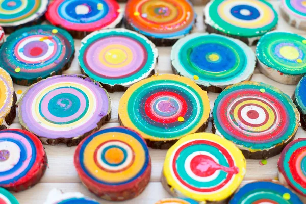 Ahşap güdük. Yuvarlak kesilmiş yıllık halkalar ile ağaç ahşap te olarak aşağı