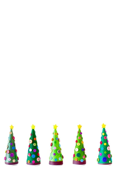 En handgjord alternativ julgran. Vit bakgrund — Stockfoto