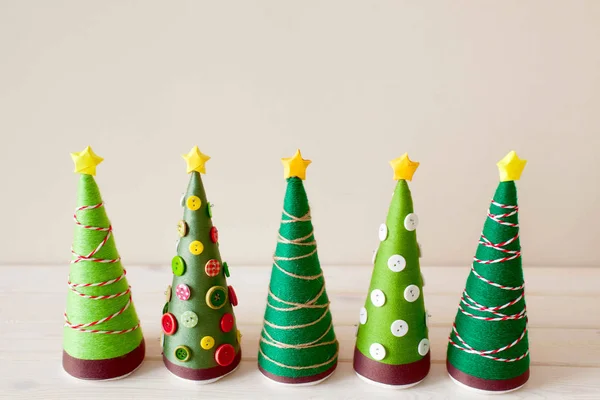 Conos alternativos de árbol de Navidad. Árbol de Navidad hecho de hilo —  Fotos de Stock