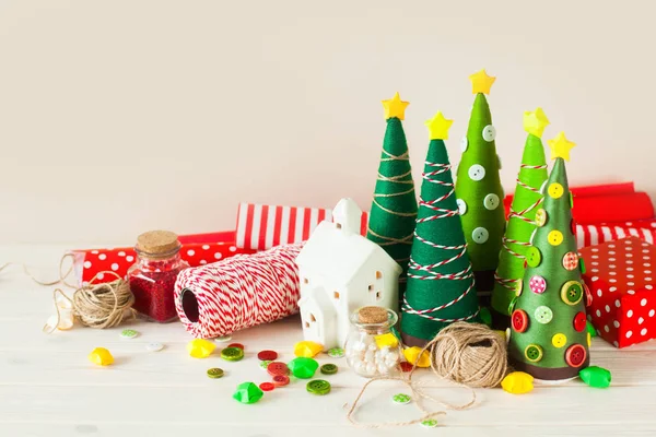 Conos alternativos de árbol de Navidad. Candelabro de la Casa Blanca. Cuerda —  Fotos de Stock