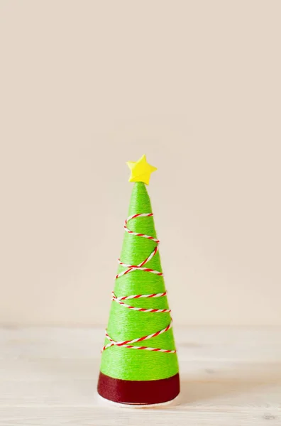 Alternatieve kerstboom kegels. Kerstboom gemaakt van wol — Stockfoto