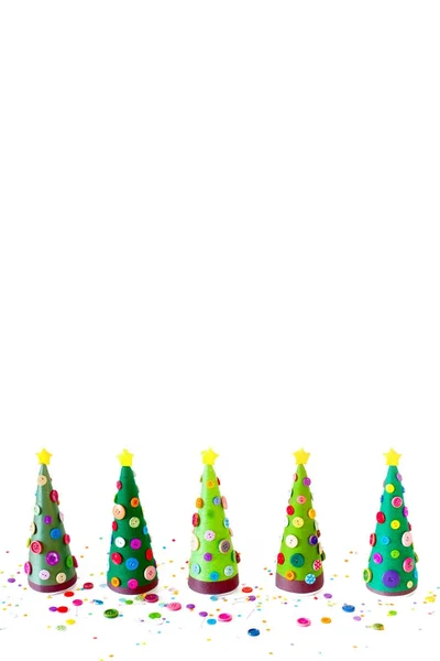 Een handgemaakte alternatief kerstboom. Witte achtergrond — Stockfoto