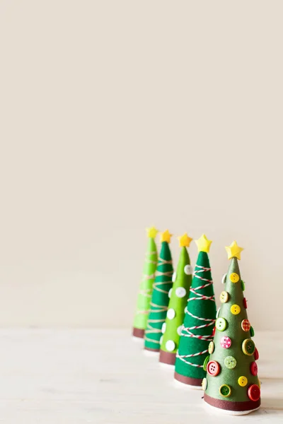 Альтернативные рождественские шишки. Рождественская ёлка из ниток — стоковое фото