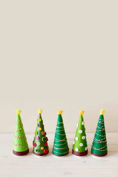 Κώνοι εναλλακτικό Χριστουγεννιάτικο δέντρο. Χριστουγεννιάτικο δέντρο φτιαγμένο από νήμα — Φωτογραφία Αρχείου