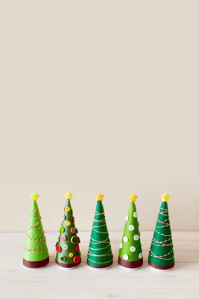 Conos alternativos de árbol de Navidad. Árbol de Navidad hecho de hilo —  Fotos de Stock