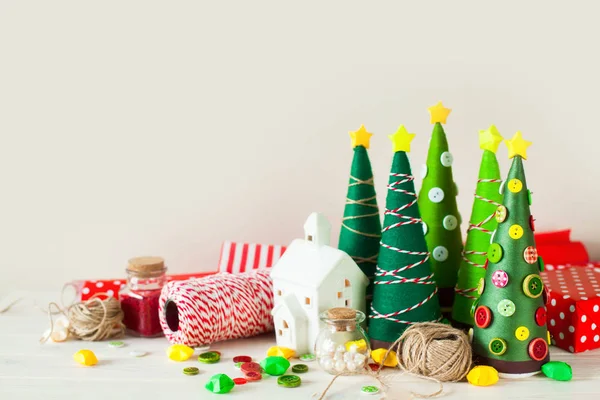 Conos alternativos de árbol de Navidad. Candelabro de la Casa Blanca. Cuerda —  Fotos de Stock