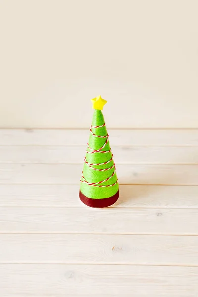 他のクリスマス ツリーの円錐形。スレッドのクリスマス ツリー — ストック写真