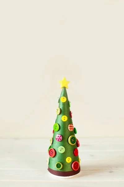 Альтернативные рождественские шишки. Рождественская ёлка из ниток — стоковое фото
