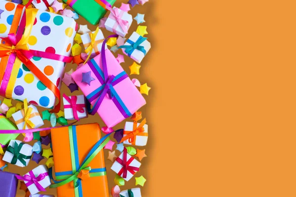 Renkli hediye kutuları renkli şeritler. Turuncu arka plan. GIF