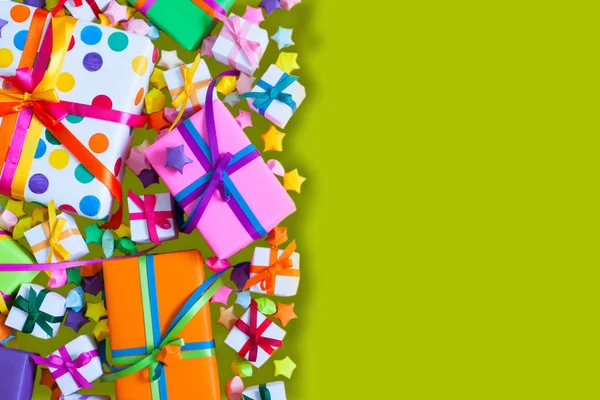 Renkli hediye kutuları renkli şeritler. Yeşil arka plan. Hediyelik