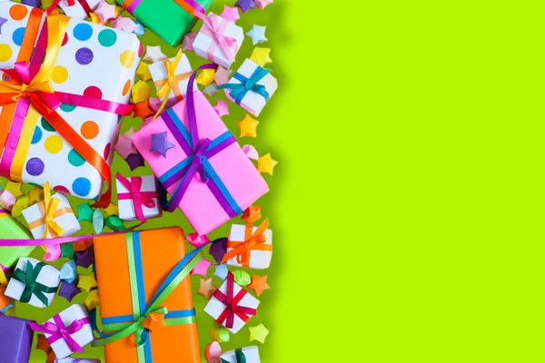 Renkli hediye kutuları renkli şeritler. Sarı arka plan. GIF