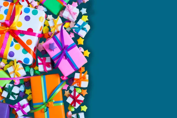 Renkli hediye kutuları renkli şeritler. Mavi arka plan. Hediyeler