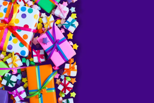 Renkli hediye kutuları renkli şeritler. Mavi arka plan. Hediyeler