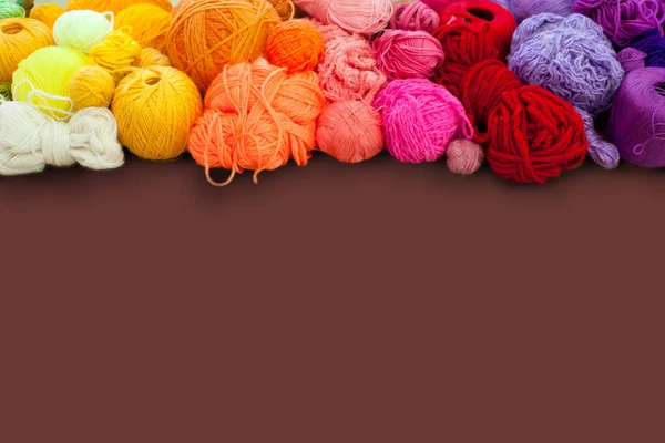 Kleurrijke garen gestapeld in een reeks van kleuren. De achtergrond is wit. B — Stockfoto