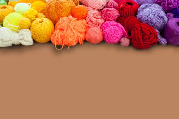 Fios coloridos empilhados em uma série de cores. Fundo marrom. B — Fotografia de Stock
