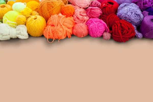 Colorful yarn stacked in a series of colors. Background brown. B — Stock Photo, Image