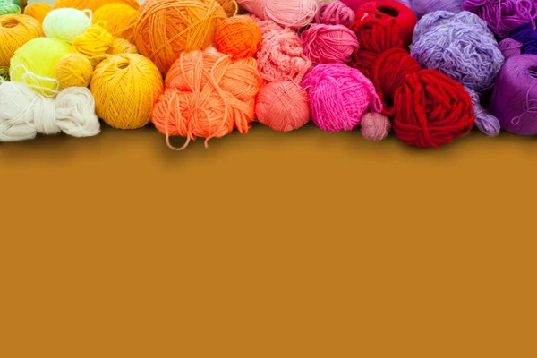 Hilado colorido apilado en una serie de colores. Fondo marrón. B) —  Fotos de Stock