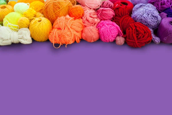 Hilado colorido apilado en una serie de colores. Fondo lila. B) —  Fotos de Stock