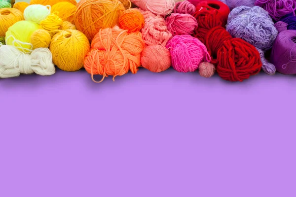 Colorful yarn stacked in a series of colors. Background lilac. B — Stock Photo, Image