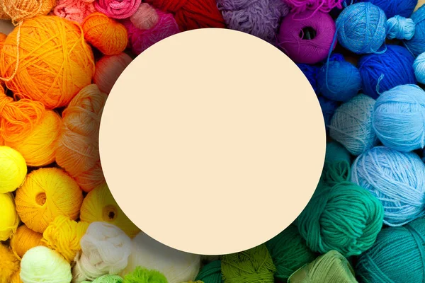 Hilado colorido apilado en una serie de colores. Fondo marrón kr — Foto de Stock