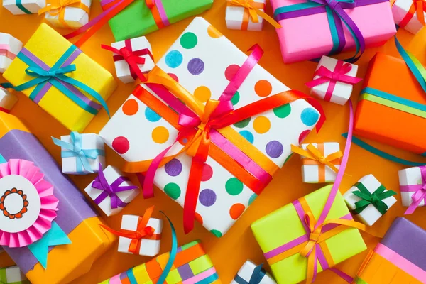 Renkli hediye kutuları renkli şeritler. Sarı arka plan. GIF