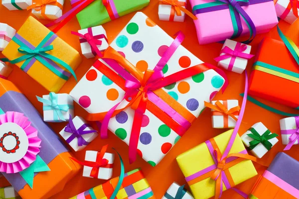 Renkli hediye kutuları renkli şeritler. Sarı arka plan. GIF