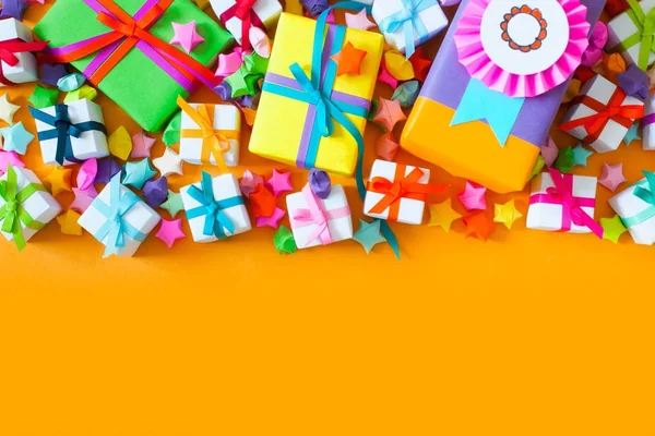 Renkli hediye kutuları renkli şeritler. Sarı arka plan. GIF