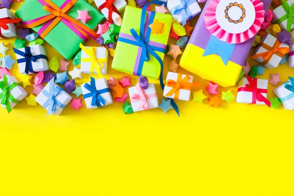 Renkli hediye kutuları renkli şeritler. Sarı arka plan. GIF