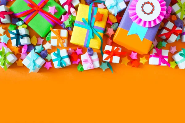 Renkli hediye kutuları renkli şeritler. Sarı arka plan. GIF