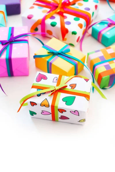 Renkli hediye kutuları renkli şeritler. Beyaz arka plan. Hediyelik