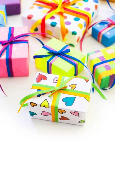 Renkli hediye kutuları renkli şeritler. Beyaz arka plan. Hediyelik