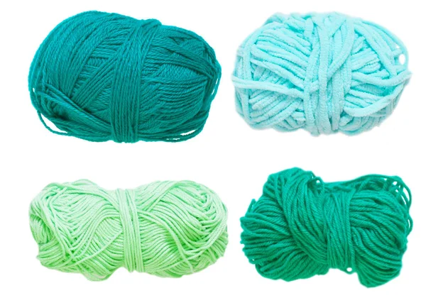 Farklı renkteki yün iplikler. İzole.