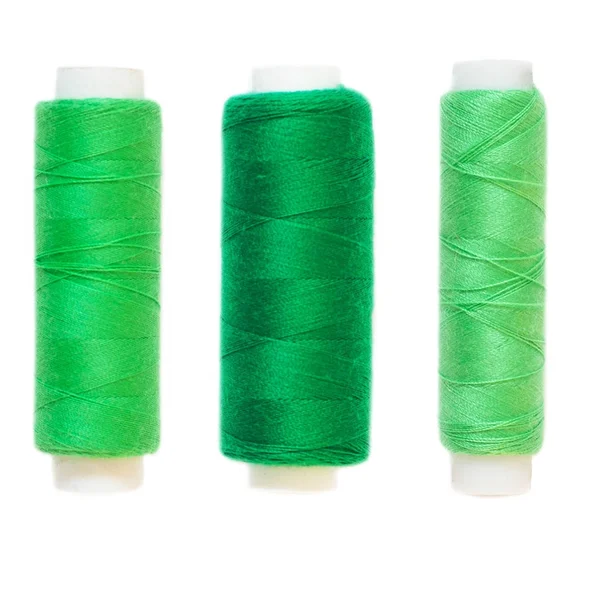 Yeşil iş parçacığı. İzole. Beyaz arka plan.