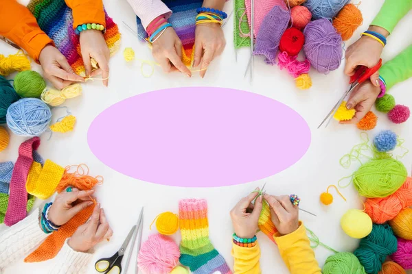 Vrouwen haken en breien van gekleurde garens. Van bovenaf bekijken. — Stockfoto