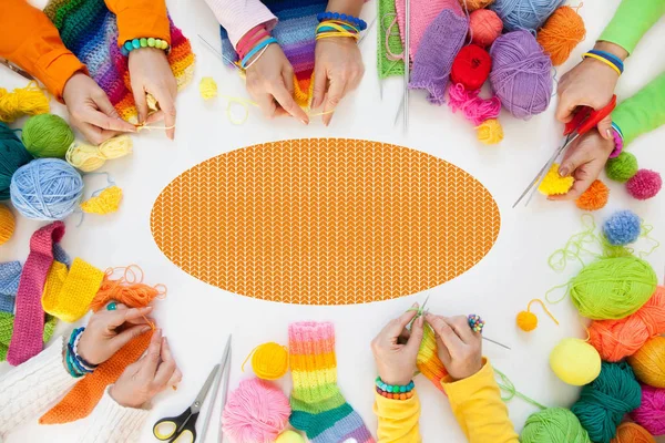 Kadınlar kroşe ve renkli iplik örgü. Yukarıdan görüntülemek.