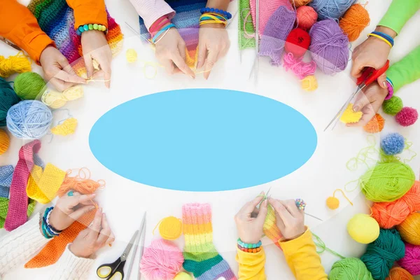 Vrouwen haken en breien van gekleurde garens. Van bovenaf bekijken. — Stockfoto