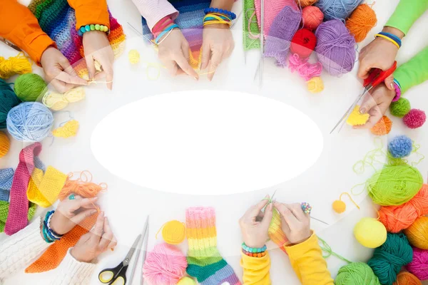 Kadınlar kroşe ve renkli iplik örgü. Yukarıdan görüntülemek.
