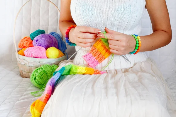 Close-up of woman hands knitting colorful wool yarn. Close-up ho — 图库照片