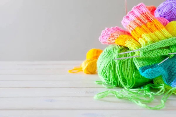 Renkli iplik clews sepetle closeup. Serbest kavramı