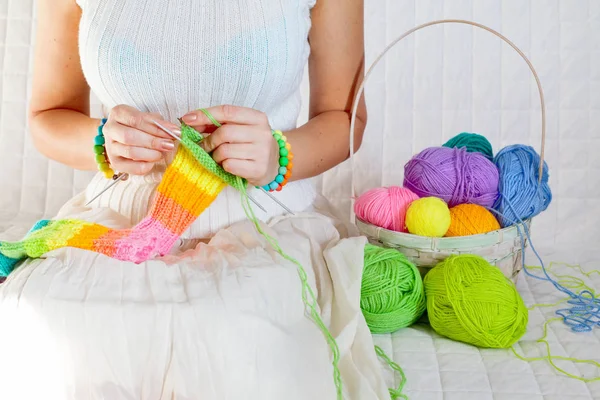 Close-up van vrouw handen breien kleurrijke wollen garen. Close-up ho — Stockfoto