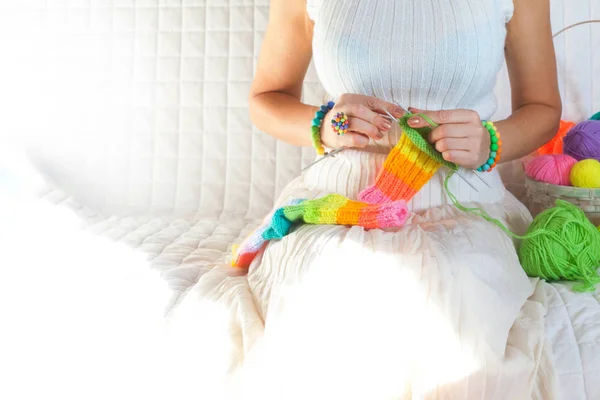 Close-up de mãos de mulher tricô fios de lã coloridos. Close-up ho — Fotografia de Stock