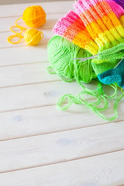 Fechar a cesta com fendas de fios coloridos. Conceito de freelance — Fotografia de Stock
