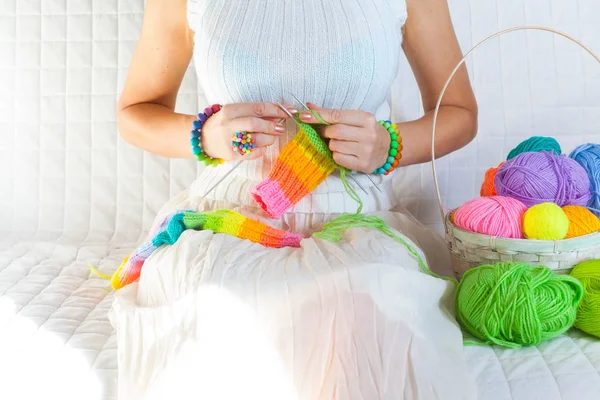 Primo piano di donna mani maglia filato di lana colorato. Primo piano ho — Foto Stock