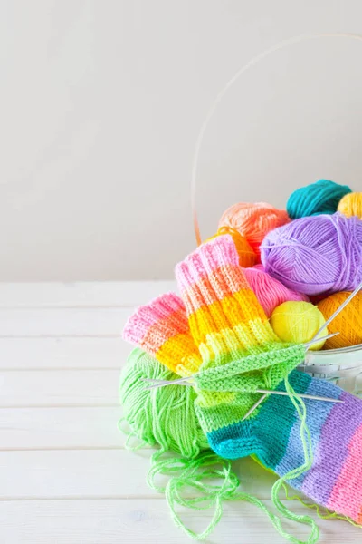 Fechar a cesta com fendas de fios coloridos. Conceito de freelance — Fotografia de Stock