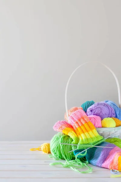Gros plan de panier avec des pinces de fil coloré. Chaussettes tricotées . — Photo